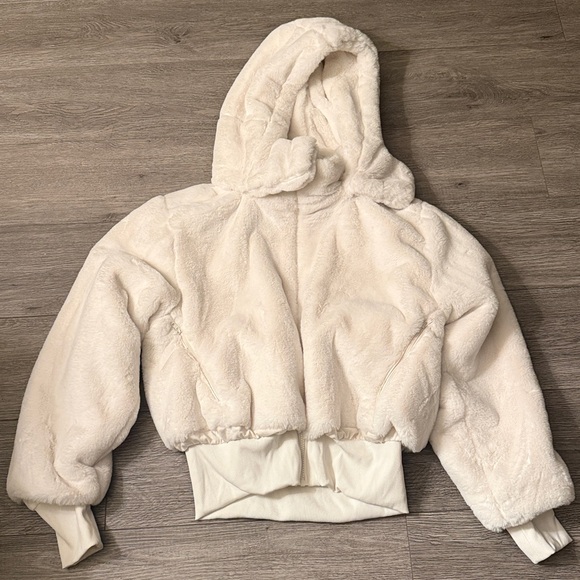 LIKE NEW ALO Faux Fur Foxy Jacket, Ivory, size M - Picture 5 of 11